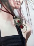 Collier-sautoir réalisé avec des éléments de récupération, monté sur lacet cuir ,réglable en longueur par perle coulissante