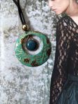Collier-sautoir réalisé avec des éléments de récupération, monté sur lacet cuir ,réglable en longueur par perle coulissante