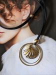 Collier-sautoir réalisé avec des éléments de récupération, monté sur lacet cuir ,réglable en longueur par perle coulissante