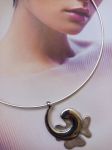 Pendentif  réalisé à partir d'éléments de récupération(vendu avec tour de cou)
