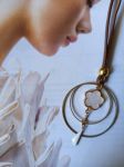 Collier-sautoir réalisé avec des éléments de récupération, monté sur lacet cuir ,réglable en longueur par perle coulissante