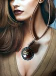 Collier-sautoir réalisé avec des éléments de récupération, monté sur lacet cuir ,réglable en longueur par perle coulissante