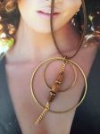 Collier-sautoir réalisé avec des éléments de récupération, monté sur lacet cuir ,réglable en longueur par perle coulissante