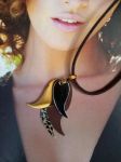 Collier-sautoir réalisé avec des éléments de récupération, monté sur lacet cuir ,réglable en longueur par perle coulissante