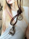 pendentif "bouddha" r&eacute;alis&eacute; avec divers &eacute;l&eacute;ments de r&eacute;cup&eacute;ration, mont&eacute; sur lacet de cuir