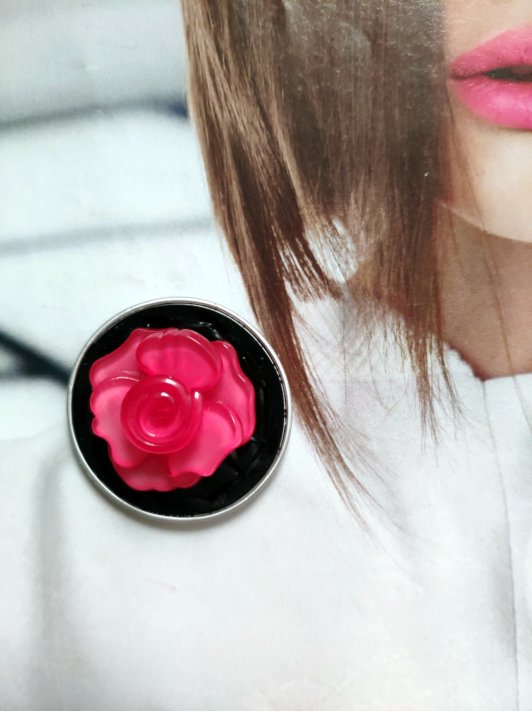 bague-capsule réglable et sa grosse fleur fuschia, 3.5 cm diam.