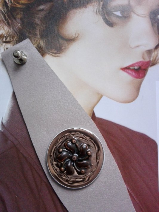 Bracelet Manchette (bras ou cheville) cuir véritable et capsule de café agrémentée d'un élément de récupération . Cuir très souple, adaptable à la taille du poignet (6 trous) . Longueur totale de la manchette : 24.5cm