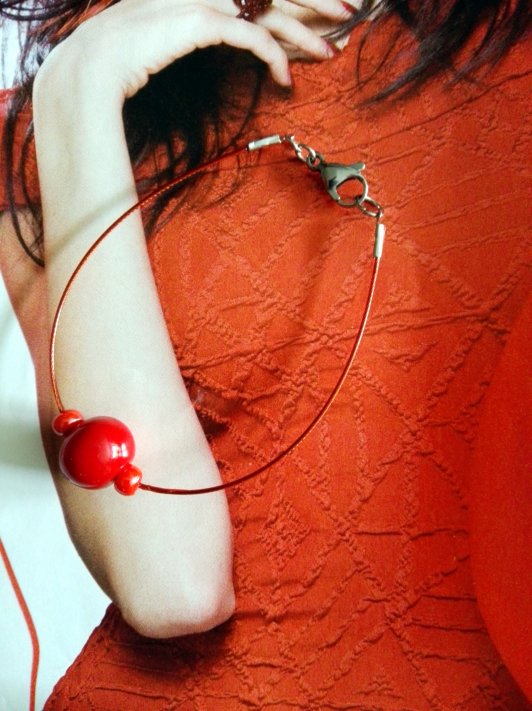 petit bracelet monté sur câble, perles en céramique et verre. longueur 18 cm