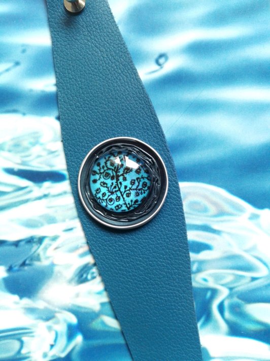 Bracelet Manchette (bras ou cheville) cuir véritable et capsule de café agrémentée d'un cabochon de verre . Cuir très souple, adaptable à la taille du poignet (6 trous) . Longueur totale de la manchette : 24.5cm