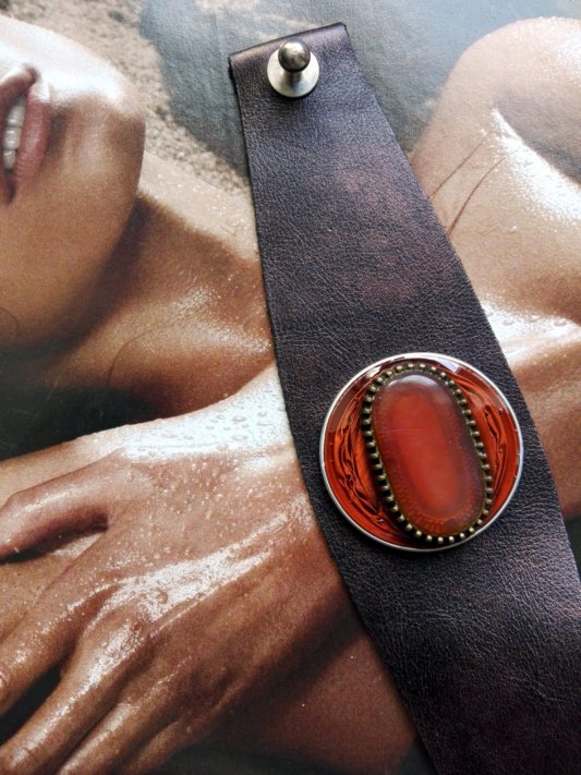 bracelet (bras ou cheville) cuir véritable , très souple, adaptable à la taille du poignet. Fixation des capsules(3,5 cm diam) par rivet.