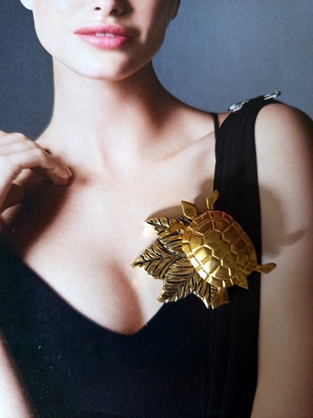 Adorable petite broche tortue réalisée avec divers éléments de récupération