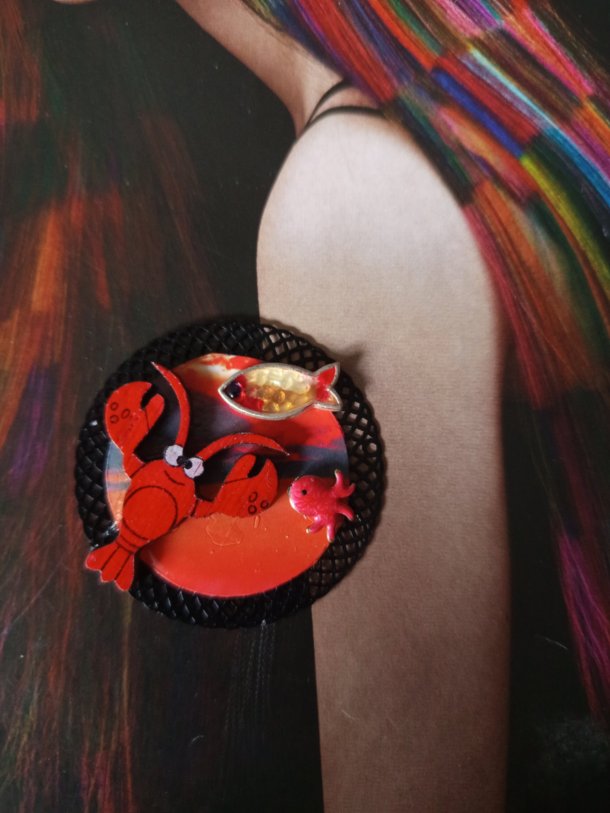 Broche homard  r&eacute;alis&eacute;e &agrave; partir de divers &eacute;l&eacute;ments de r&eacute;cup&eacute;ration