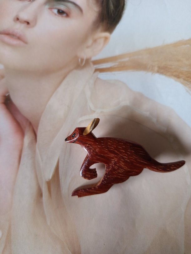 Broche "petit kangourou bois" r&eacute;alis&eacute;e &agrave; partir de divers &eacute;l&eacute;ments de r&eacute;cup&eacute;ration