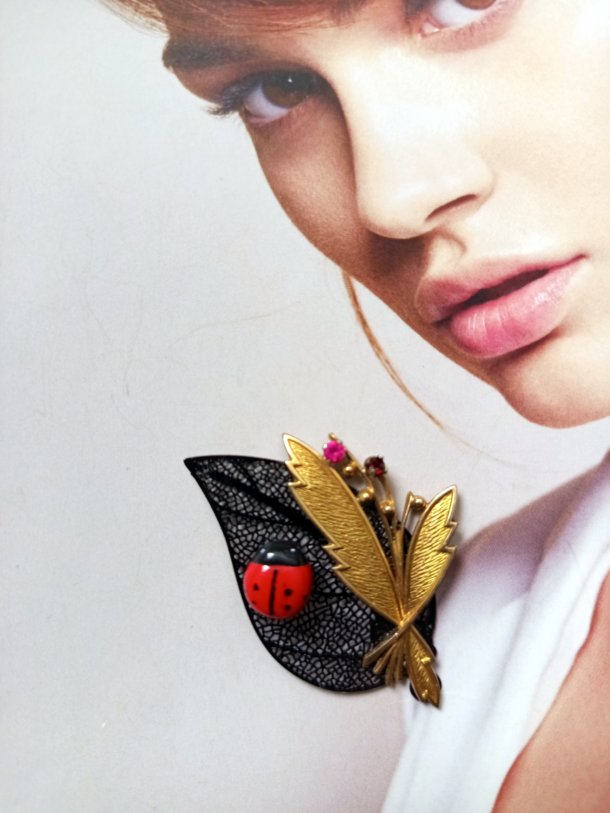 Broche coccinelle r&eacute;alis&eacute;e &agrave; partir de divers &eacute;l&eacute;ments de r&eacute;cup&eacute;ration