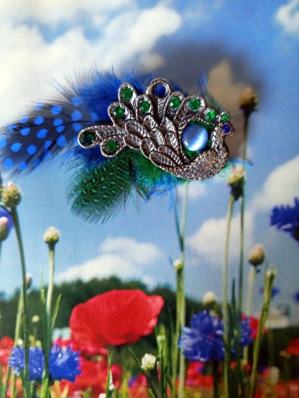 Broche paon r&eacute;alis&eacute;e avec divers &eacute;l&eacute;ments de r&eacute;cup&eacute;ration