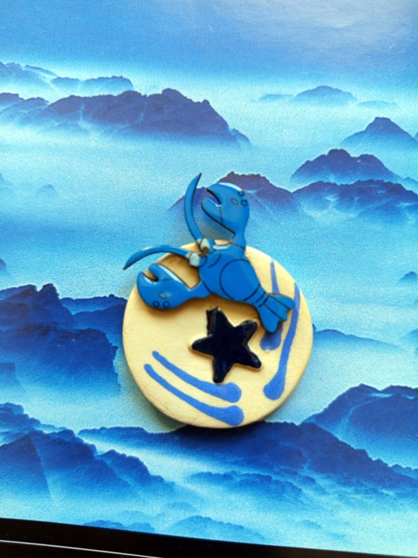 Broche homard r&eacute;alis&eacute;e &agrave; partir de divers &eacute;l&eacute;ments de r&eacute;cup&eacute;ration