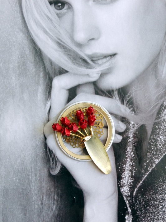 Broche capsule, bouquet de roses rouge amour et son petit vase  métal doré pâle
