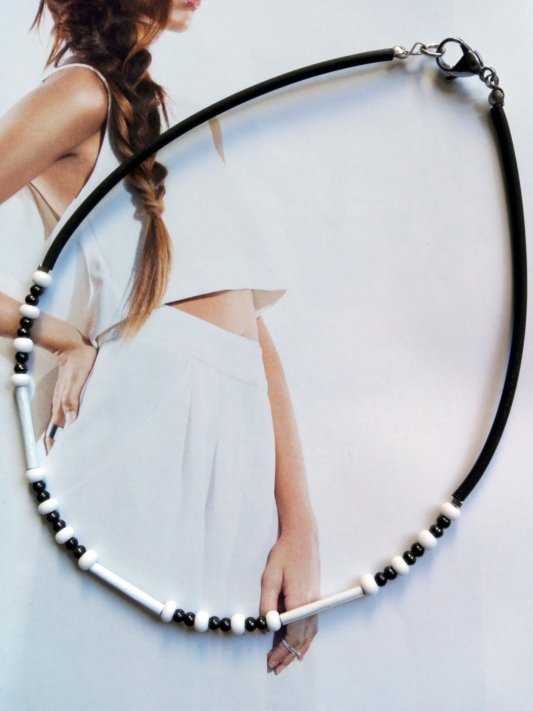 collier capsule ras de cou , petites perles de verre en blanc et noir monté sur câble