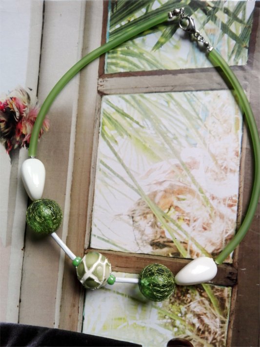 collier capsule ras de cou , vert prairie et blanc  monté sur câble