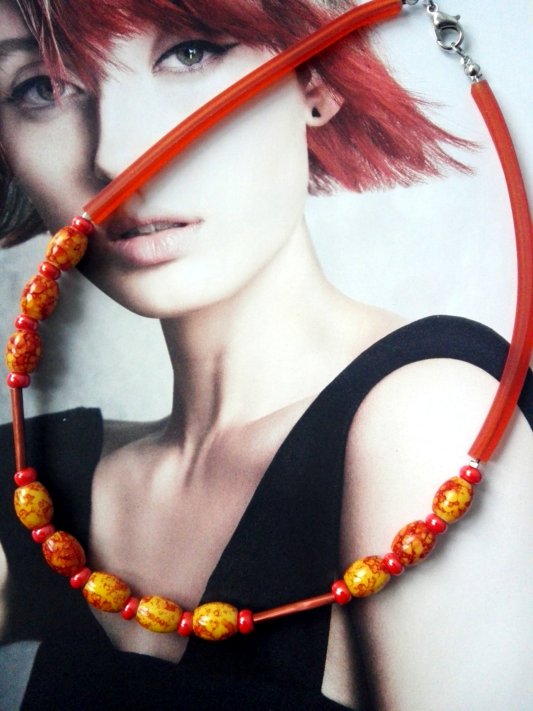 Collier capsule de café et perles de récupération , monté sur câble recouvert de bunacord