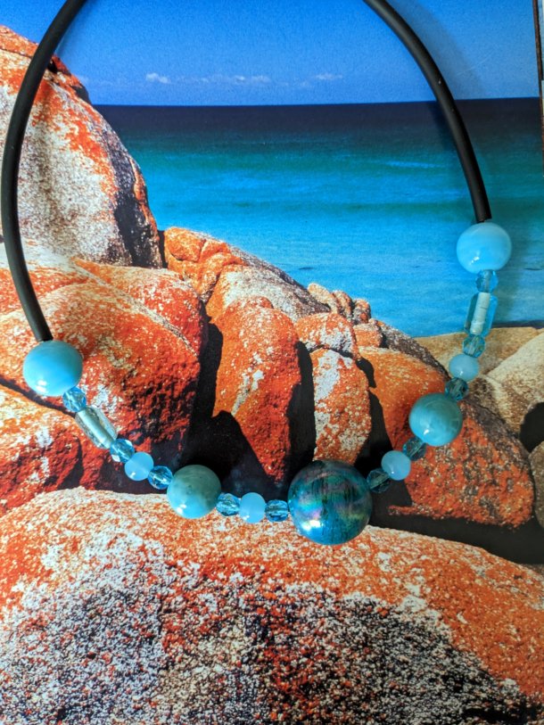 Collier réalisé avec perles de récupération, monté sur câble recouvert de bunacord