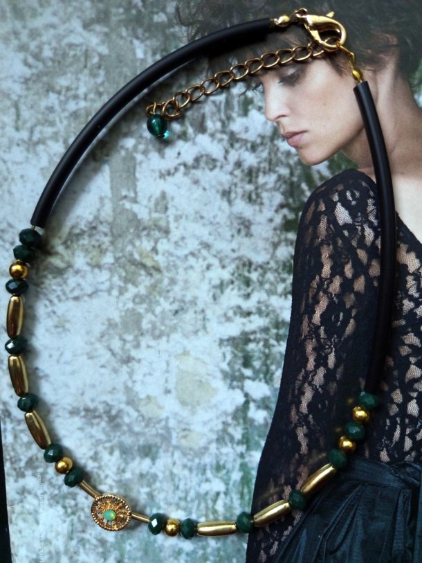 Collier réalisé avec perles de récupération, monté sur câble recouvert de bunacord