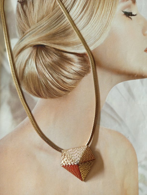 Collier réalisé avec divers éléments de récupération