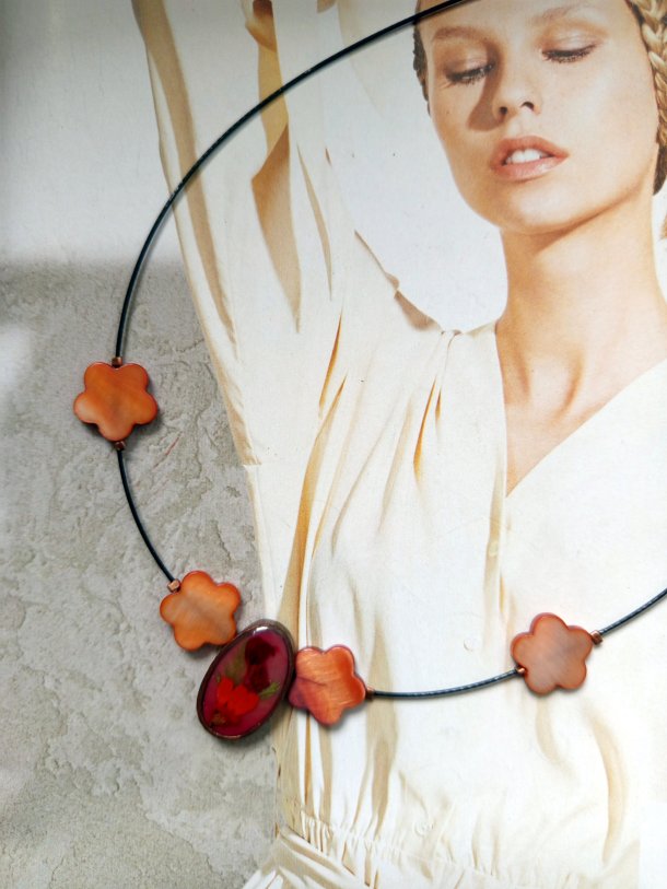 Collier réalisé avec perle et fleurs séchées (récupération), monté sur câble