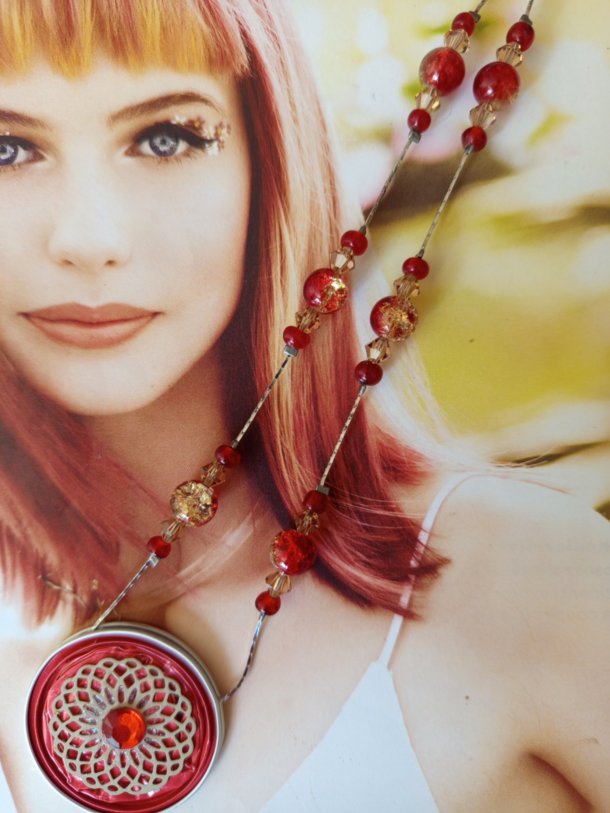 Collier (environ 52cm)réalisé avec capsule de café, et perles de récupération , monté sur serpentine.