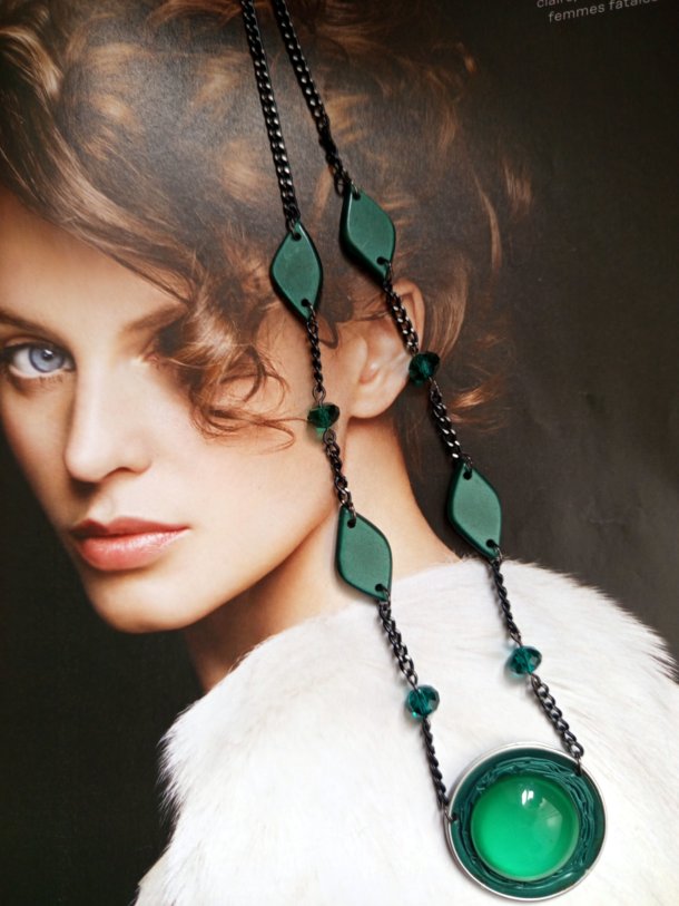 Collier (environ 50cm)r&eacute;alis&eacute; avec capsule de caf&eacute;, cabochon et perles de r&eacute;cup&eacute;ration , mont&eacute; sur serpentine.