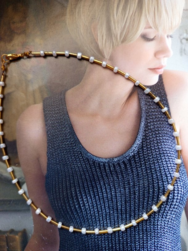 Collier r&eacute;alis&eacute; avec perles de r&eacute;cup&eacute;ration, mont&eacute; sur c&acirc;ble