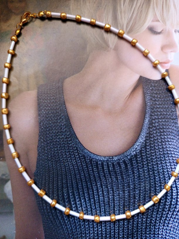 Collier r&eacute;alis&eacute; avec perles de r&eacute;cup&eacute;ration, mont&eacute; sur c&acirc;ble