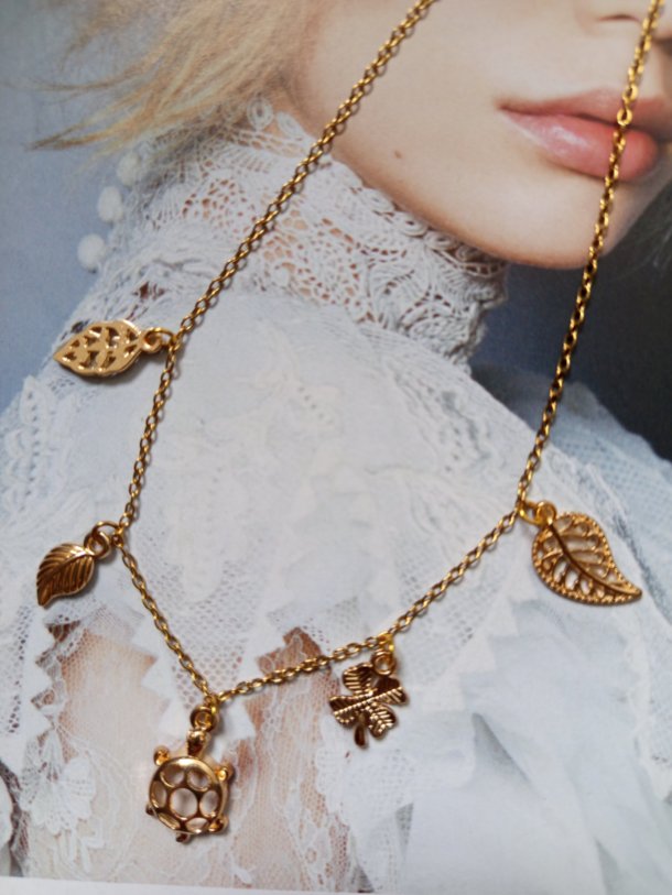 Collier breloques, r&eacute;alis&eacute; &agrave; partir de r&eacute;cup&eacute;ration et mont&eacute; sur cha&icirc;ne (neuve) en acier inoxydable