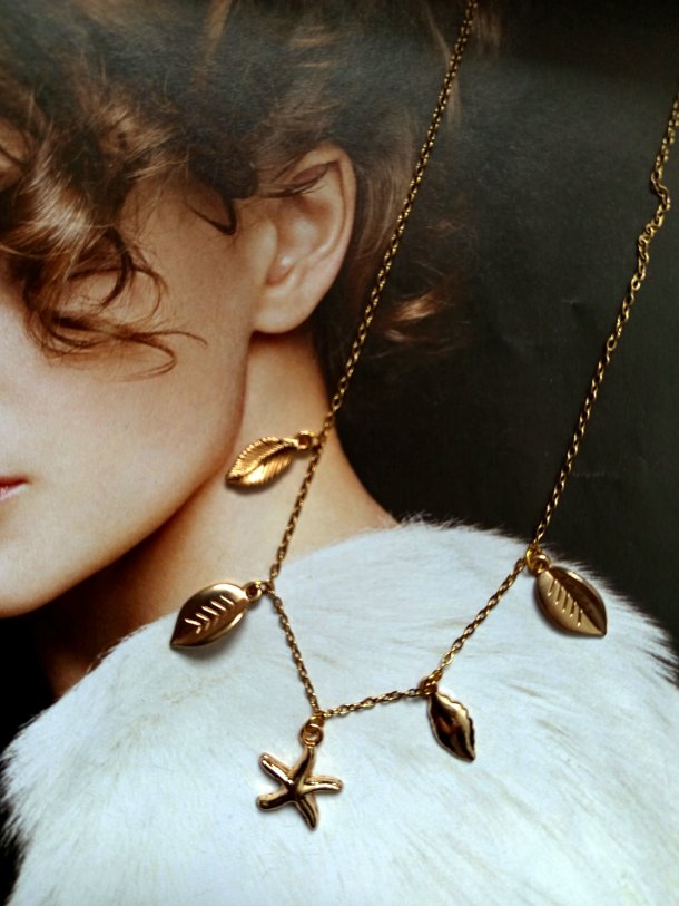 Collier breloques, r&eacute;alis&eacute; &agrave; partir de r&eacute;cup&eacute;ration et mont&eacute; sur cha&icirc;ne (neuve) en acier inoxydable