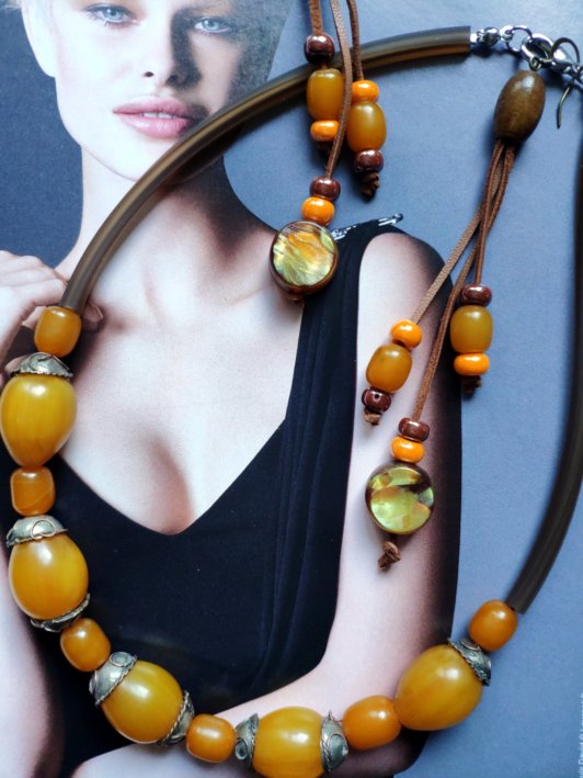 Offre duo: collier  aux très jolies perles et éléments de récupération, couleur ambre , beaucoup de classe , associé à des boucles très légères pour oreilles percées, lacets cuir et perles de récupération