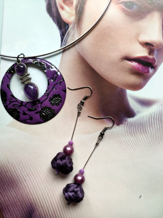 Offre duo: Pendentif violet créé à partir d'éléments de récupération, (vendu avec tour de cou), et associé à des boucles très légères pour oreilles percées
