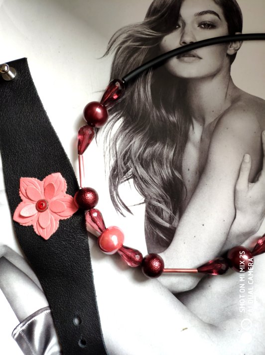 collier camaïeu vieux rose  monté sur câble recouvert de bunacord associé à une manchette cuir agrémentée d'un fleur de cuir(environ 24.5 cm de longueur)