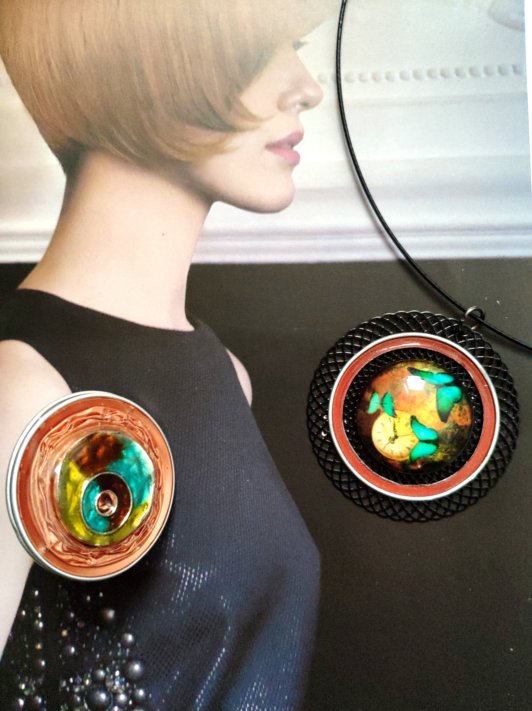 Offre cadeau duo: Pendentif capsule de café et son estampe filigranée recouverte d'un cabochon très lumineux, motif papillons, vendu avec tour de cou, associé à une bague capsule recouverte d'un élément émaillé multicolore(3.5cm diam)