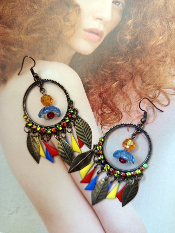 Boucles d'oreilles réalisées avec éléments de récupération, pour oreilles percées