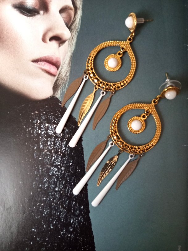 Boucles d'oreilles réalisées avec divers éléments de récupération, pour oreilles percées