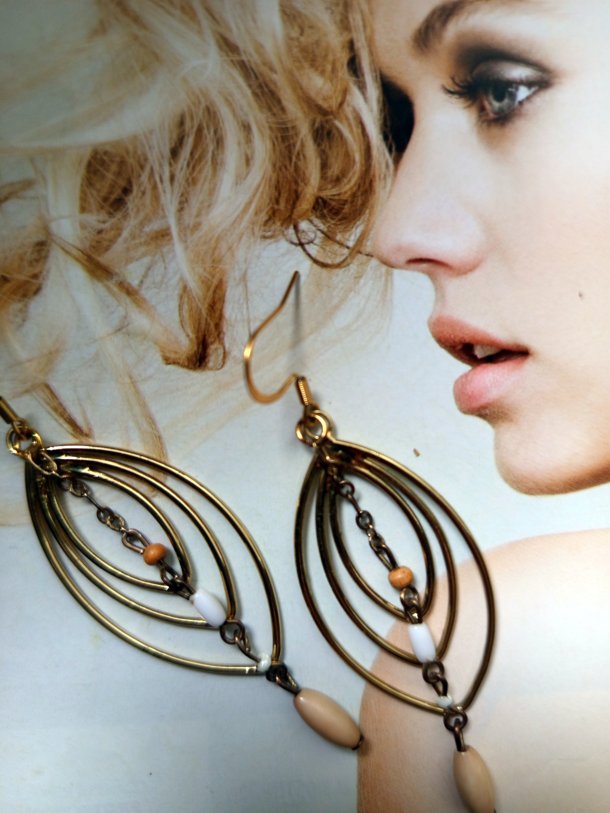 Boucles d'oreilles r&eacute;alis&eacute;es avec &eacute;l&eacute;ments de r&eacute;cup&eacute;ration, pour oreilles perc&eacute;es