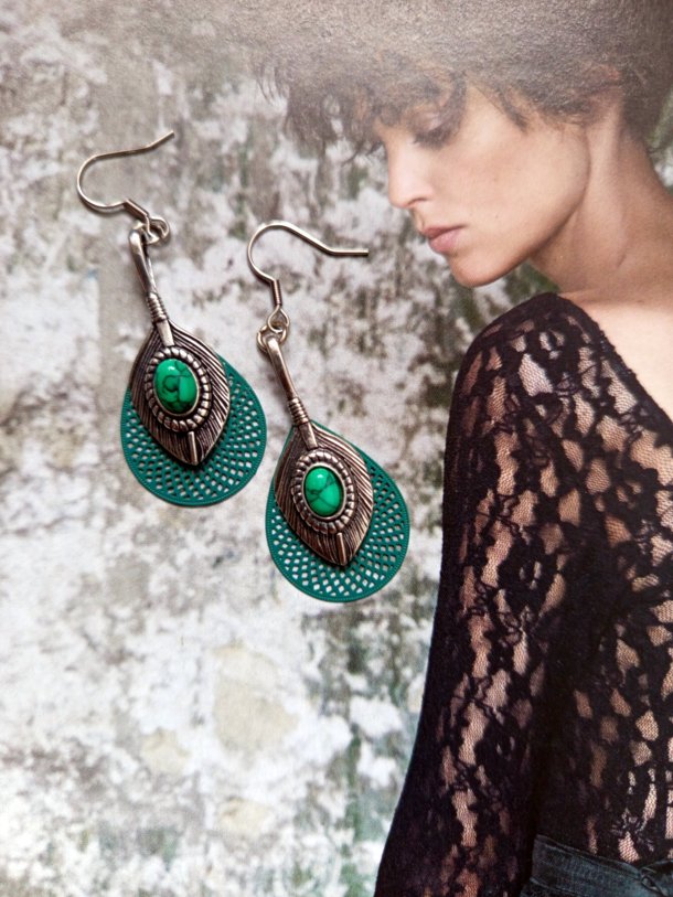 Boucles d'oreilles r&eacute;alis&eacute;es avec &eacute;l&eacute;ments de r&eacute;cup&eacute;ration, pour oreilles perc&eacute;es