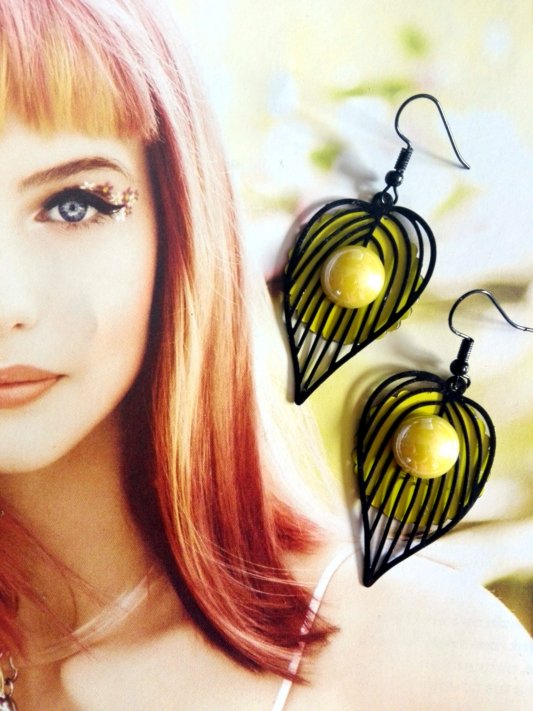 boucles d'oreilles capsules très légères et estampes filigranées, pour oreilles percées.Sa couleur soleil en fait un bijou vif, gai et rafraîchissant