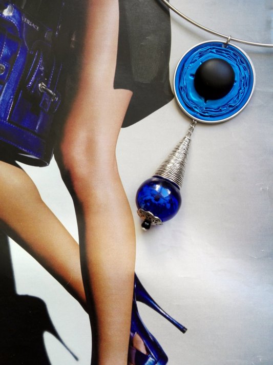Pendentif capsule de café et sa "goutte bleu nuit", vendu avec tour de cou