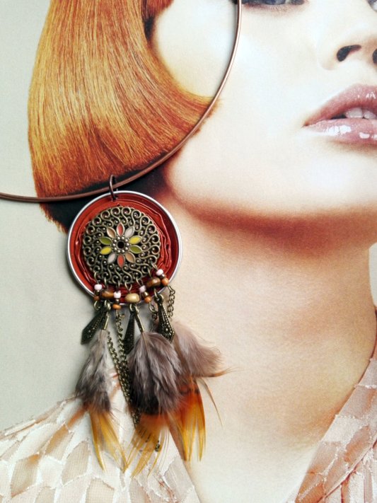 pendentif capsule café (diam : 3.5cm), recouvert d'un motif métal bronze décoré d'une petite fleur émail aux tons chauds. chaînettes et plumes lui confèrent un aspect très tendance. Vendu avec le tour de cou assorti