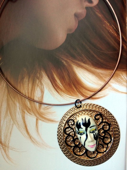 pendentif  "esprit Venise"  réalisé avec éléments de récupération(grille noire métal et masque porcelaine)vendu avec tour de cou