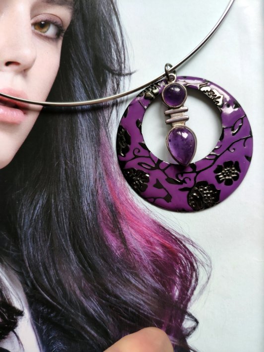 pendentif réalisé avec divers éléments de récupération , total look violet , vendu avec tour de cou