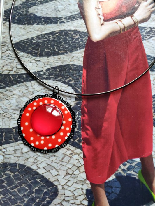 pendentif aux petits pois rouges et blancs et cabochon de verre , vendu avec tour de cou