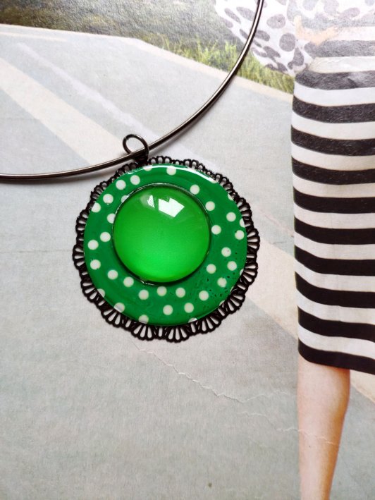 pendentif aux petits pois verts et blancs  et cabochon de verre , vendu avec tour de cou