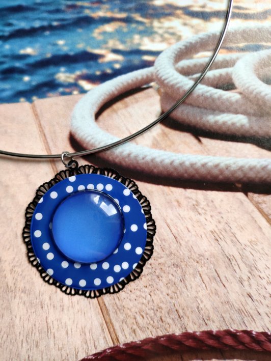 pendentif petits pois, estampe et cabochon de verre, vendu avec tour de cou